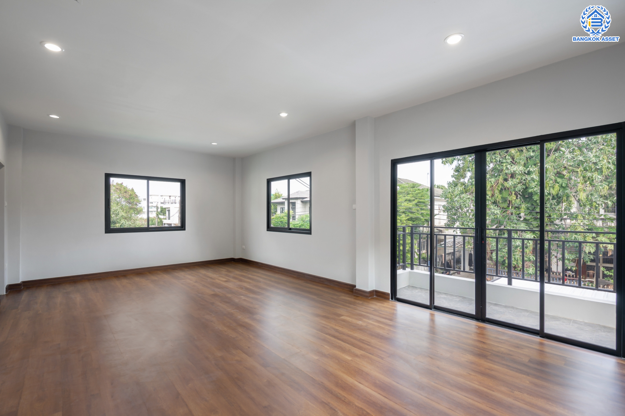 บ้านมือสองตกแต่งใหม่ ม.บุณฑริก วัชรพล-สุขาภิบาล5  เนื้อที่ 81.2 ตร.ว. ฟังก์ชัน 3 ห้องนอน 2 ห้องน้ำ จอดรถได้ 3 คัน บนทำเลเชื่อมต่อหลายเส้นทาง ถ.รามอินทรา ถ.สายไหม และ ถ.พหลโยธิน ใกล้สนามบินดอนเมือง ทางด่วน "รามอินทรา" และรถไฟฟ้าสายสีเขียว "สถานีคูคต"